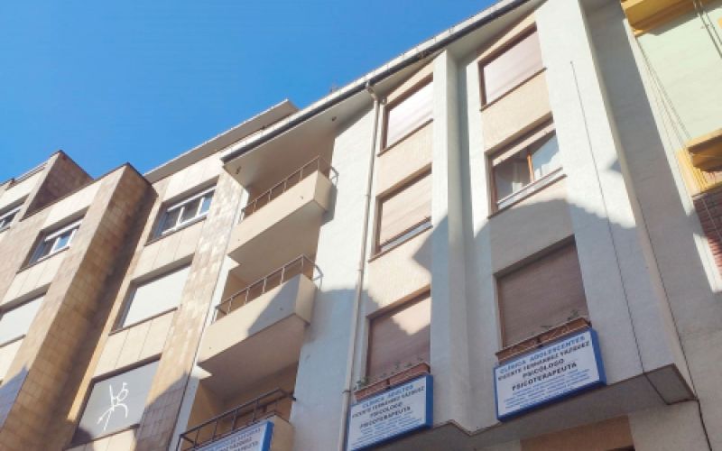 Vista exterior de edificio blanco de piso en venta en calle Doctor Casal, 11 Vista exterior de edificio blanco de piso en venta en calle Doctor Casal, 11