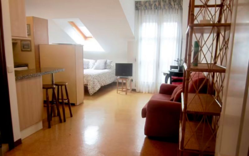 Salón de piso abohardillado a la venta en Calle Carreño Miranda, 7 Salón de piso abohardillado a la venta en Calle Carreño Miranda, 7