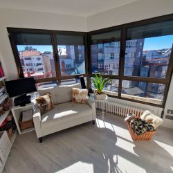 Salón con gran ventanal de piso a la venta en Calle Covadonga, 31