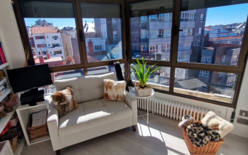 Salón con gran ventanal de piso a la venta en Calle Covadonga, 31