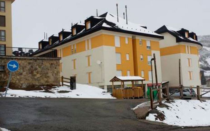 Vista exterior de edificio amarillo de piso en venta en calle Las Piedras, 1 Vista exterior de edificio amarillo de piso en venta en calle Las Piedras, 1